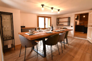 tga_franzestg_riom_savognin_holiday_house_05_dinig_room_LOW